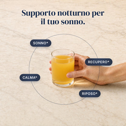 [it] Mano con bicchiere della bevanda Z22 e i benefici: sonno, recupero, calma, riposo